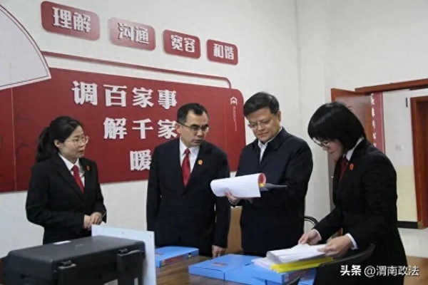 渭南中院党组书记、代院长赵进轩深入蒲城县法院调研。