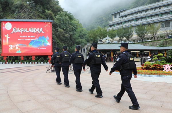 华阴公安组织警力开展巡逻工作。