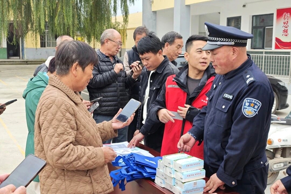 华州公安开展平安建设宣传。