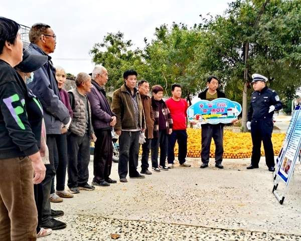 蒲城交警深入辖区村庄开展交通安全宣传活动。