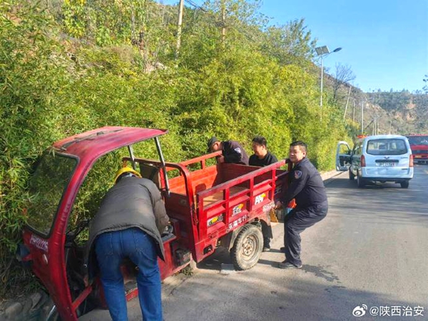 韩城民警成功助三轮车脱困。