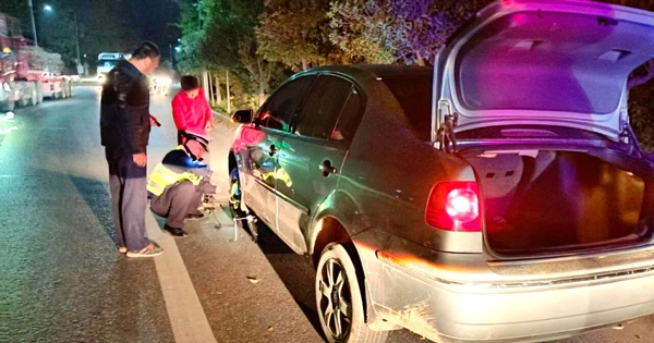 临渭交警帮助故障车辆更换轮胎。