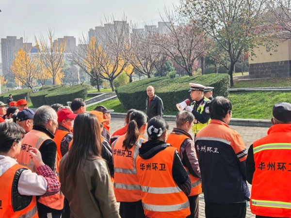 华州公安交警在环卫工人工作现场宣传交通安全知识。