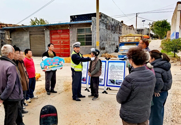 蒲城公安交警深入辖区村庄宣传交通安全知识。