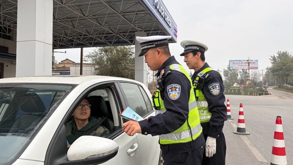 白水公安交警依托“执法站”开展交安宣传守护群众出行平安。