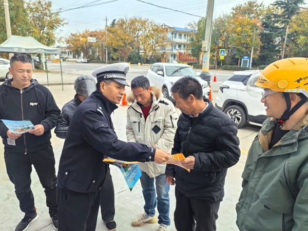 大荔公安交警依托执法检查站开展交通安全宣传。