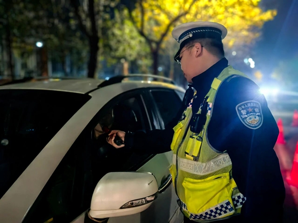 渭南高新大队开展为期35天的酒醉驾专项整治行动。