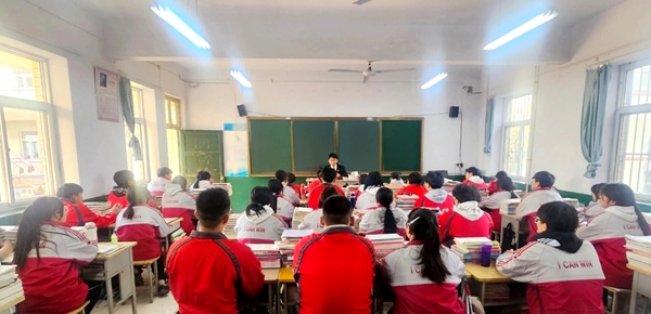 韩城法院环资庭进校园开展普法教育宣传活动. 韩城法院环资庭进校园开展普法教育宣传活动.