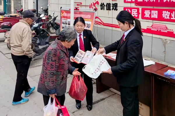 华阴法院开展平安建设主题宣传活动。 华阴法院开展平安建设主题宣传活动。