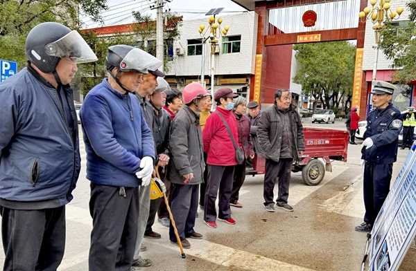 蒲城交警开展“老年人”交通安全宣传活动。 蒲城交警开展“老年人”交通安全宣传活动。