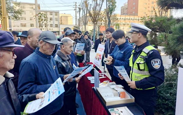 白水交警开展“老年人”交通安全宣传活动。 白水交警开展“老年人”交通安全宣传活动。