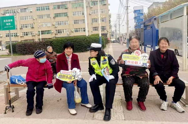 大荔交警开展“老年人”交通安全宣传活动。 大荔交警开展“老年人”交通安全宣传活动。
