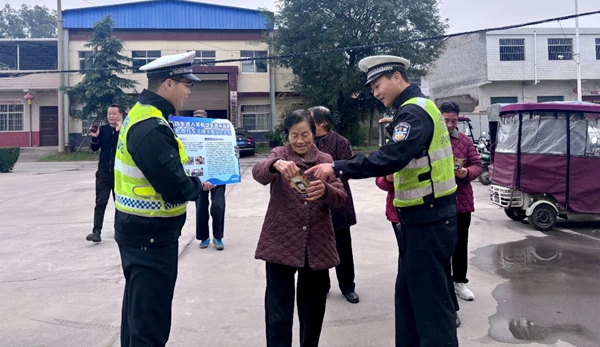 高新交警开展“老年人”交通安全宣传活动。 高新交警开展“老年人”交通安全宣传活动。