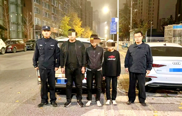 临渭公安抓获盗窃车内财物嫌疑人。 临渭公安抓获盗窃车内财物嫌疑人。