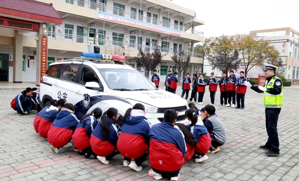 大荔交警进校园开展交通安全主题宣讲活动.