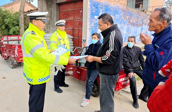 华州交警开展“美丽乡村行”交通安全宣传活动.