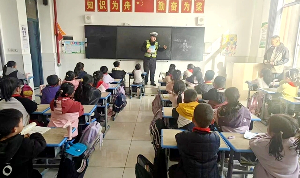白水县公安局交通管理大队城区二中队民警走进仓颉小学开展“文明交通，礼行天下”主题宣传活动。