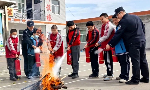 韩城市公安局西庄派出所进校园开展消防演练。 韩城市公安局西庄派出所进校园开展消防演练。