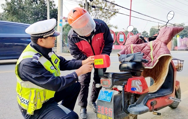 华州公安交警开展“亮尾”行动. 华州公安交警开展“亮尾”行动.