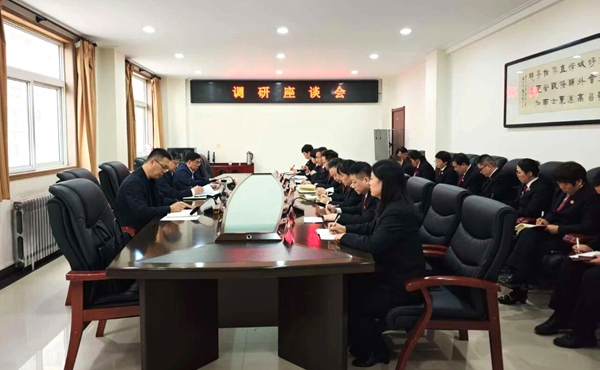 渭南中院党组书记、代院长赵进轩深入白水县法院调研。