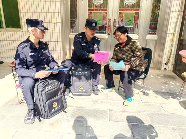 合阳公安民警深入社区村落、沿街商铺、企事业单位开展入户走访。