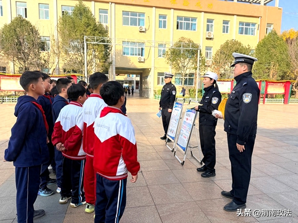 韩城公安交警进校园开展冬季交通安全主题宣讲活动。