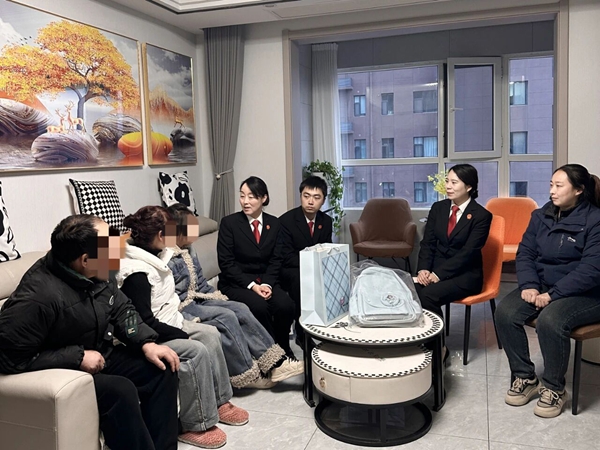 潼关法院党支部深入对口帮扶社区走访慰问留守儿童。