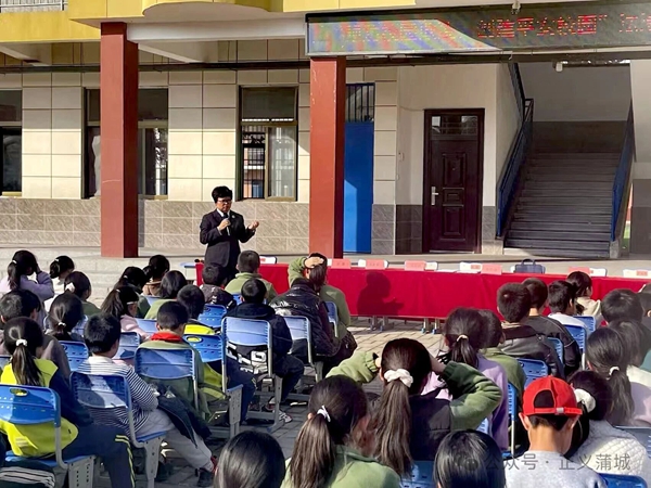 蒲城县检察院联合县关工委走进学校开展普法宣讲活动。