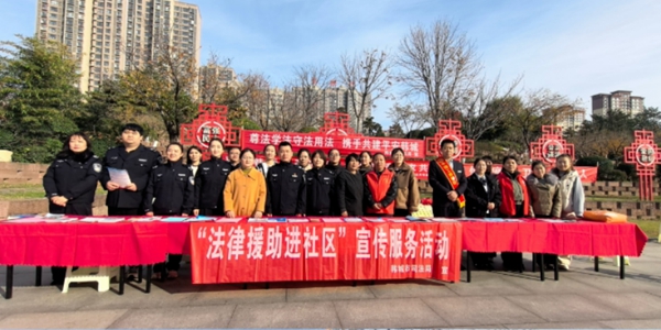 韩城市新城司法所联合市司法局多个科室、法律援助中心及陕西陈云山律师事务所共同开展平安建设普法宣传活动。