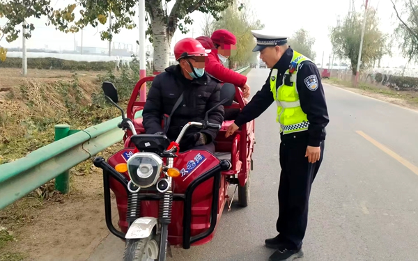 临渭交警大队开展秋冬季交通违法整治及酒醉驾严查专项行动。