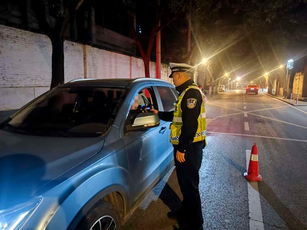 华州交警严厉打击重点交通违法行为。