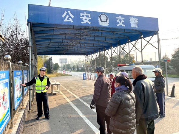 华阴交警以执法站为宣传主阵地开展“一盔一带”主题交通安全宣传活动。