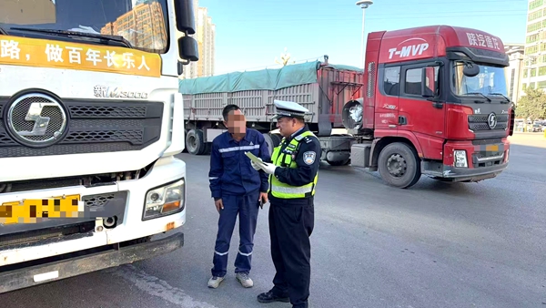 白水公安交警严厉查处交通违法行为。