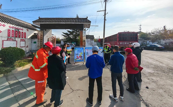 韩城公安交警走进辖区乡村开展冬季交通安全宣传活动。 韩城公安交警走进辖区乡村开展冬季交通安全宣传活动。