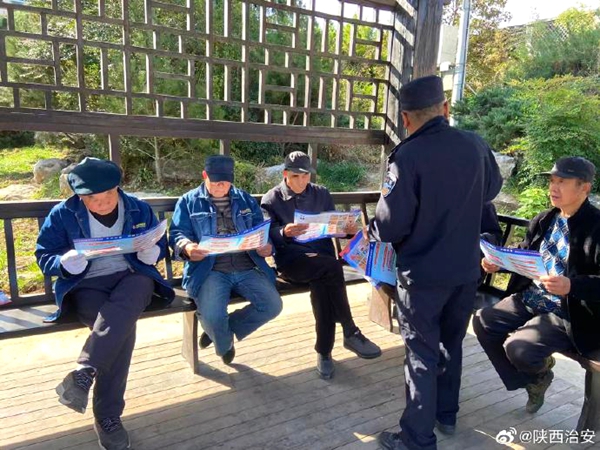 韩城芝川派出所民辅警走进辖区街道开展反诈宣传活动. 韩城芝川派出所民辅警走进辖区街道开展反诈宣传活动.