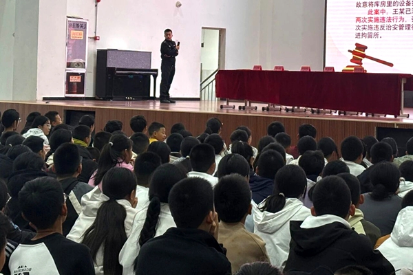 大荔公安进校园开展反诈宣传活动。 大荔公安进校园开展反诈宣传活动。