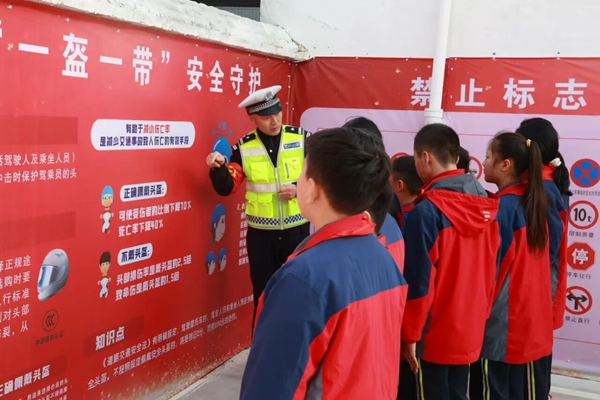 大荔交警进校园宣传交通安全知识。 大荔交警进校园宣传交通安全知识。