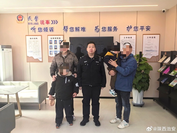 合阳公安救助两名走失儿童。