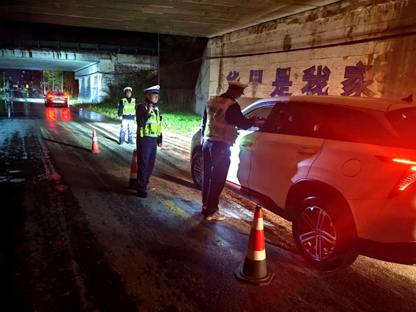 华州交警严查交通违法行为。