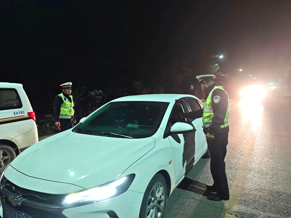 富平公安交警在辖区主要路段开展夜查整治行动。