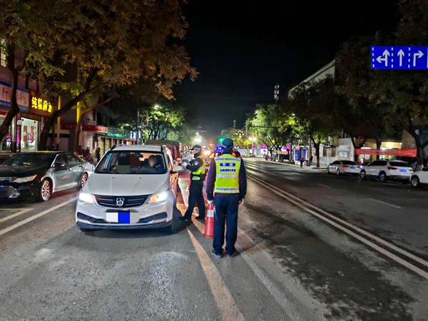 大荔公安交警在辖区开展酒醉驾集中整治统一行动。