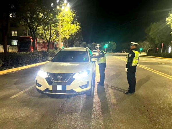 白水公安交警在辖区重点路段及城乡结合部开展酒醉驾集中整治统一行动。