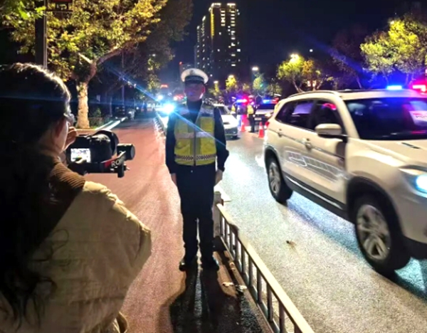 高新公安交警邀请媒体记者随警作战组织开展警媒联动酒驾醉驾集中整治行动。