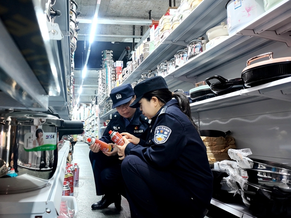 澄城公安禁毒文物大队积极深入校园周边商铺全面开展规范商户丁烷售卖宣导活动。