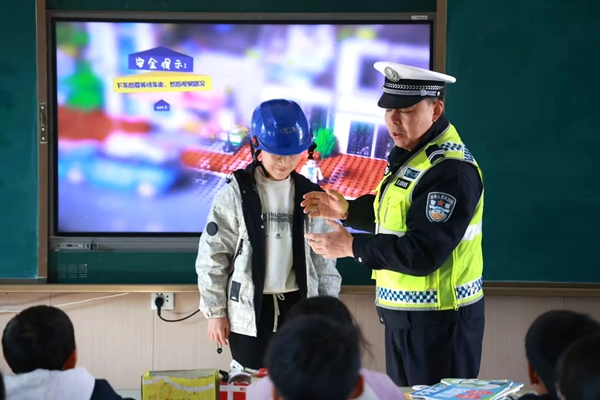 大荔交警走进校园讲授安全课。