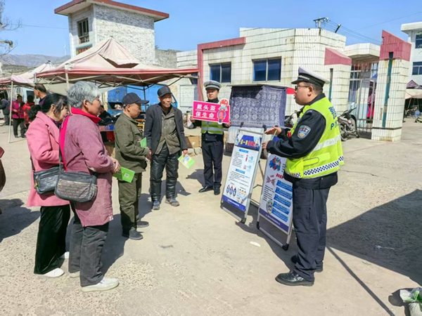 韩城交警深入镇村开展交通安全宣传活动。