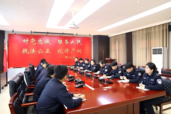 华州公安召开新警座谈会。