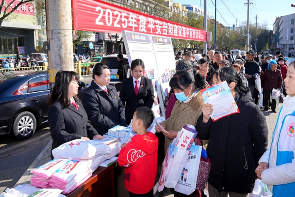 合阳法院开展平安建设宣传活动。