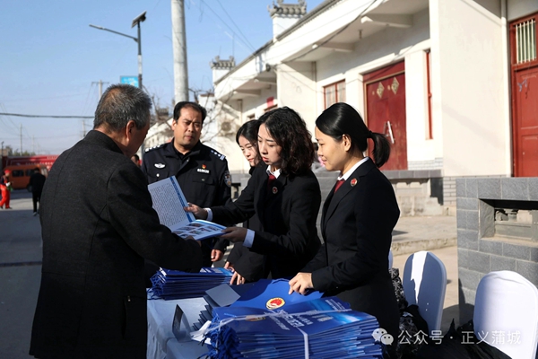 蒲城县检察院赴桥陵镇开展特色普法宣传活动。