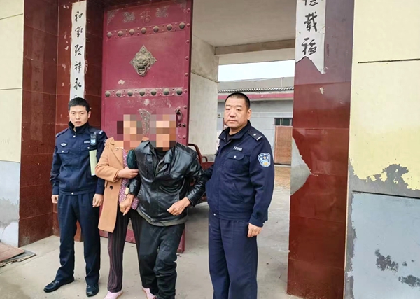 澄城公安庄头派出所民警暖心救助走失老人。